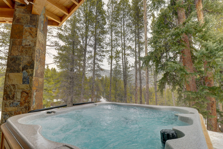 Outdoor spa tub 5, The Timber Lodge 957 7 Bedroom Home by RedAwning, Summit