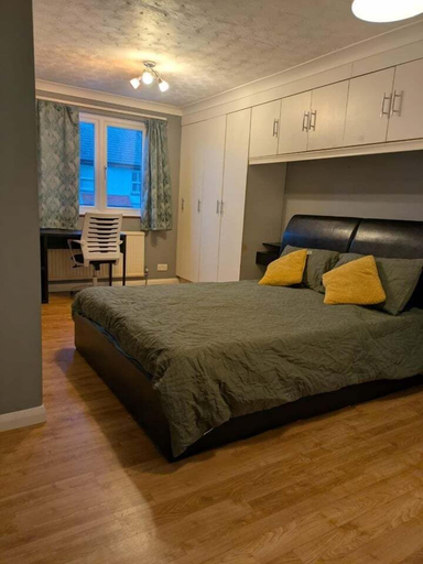 Room 5, Central Large House close to Heathrow, Slough