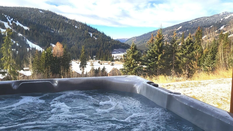 Outdoor spa tub 5, Powder Heights #22 2 Bedroom Townhouse, Thompson-Nicola