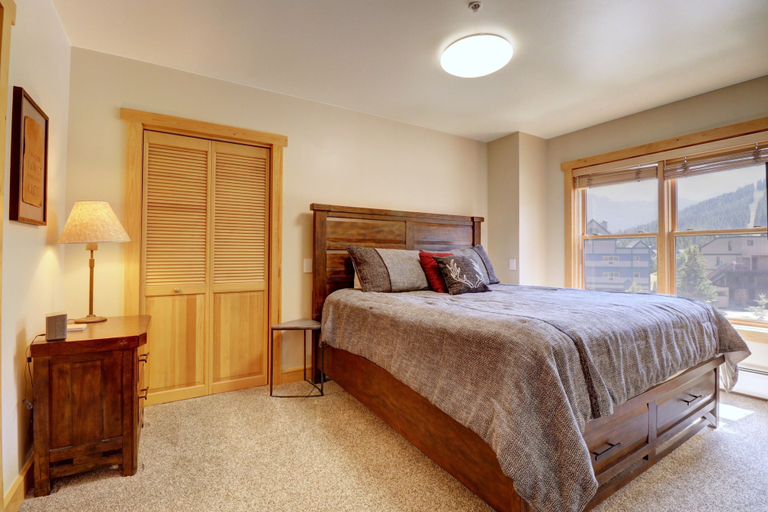Room 2, Newly Remodeled, Open Layout, with Incredible Views - CS302 by RedAwning, Summit