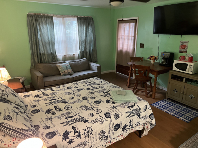 Room 2, Boat House Studio - Water Front Pets Wifi Smart Tv Apts by RedAwning, Norfolk