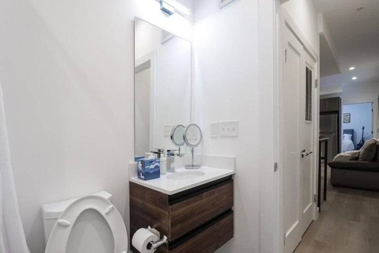 Bathroom 5, Unit 2 Cozy One Bed in the heart of Dc, Washington D.C.