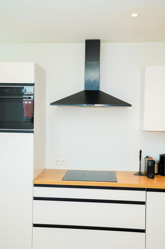 Private kitchen 3, Cozy 1BR With Living Room Near City, Oost-Vlaanderen