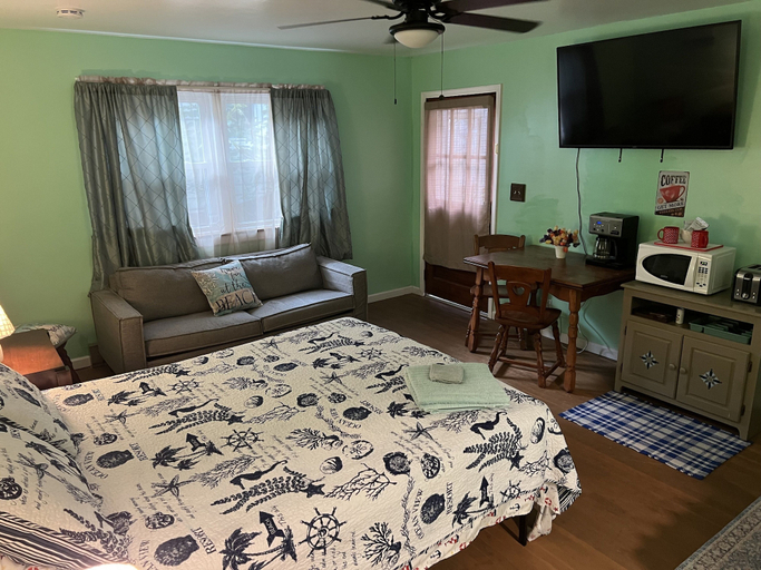 Room 5, Boat House Studio - Water Front Pets Wifi Smart Tv Apts by RedAwning, Norfolk