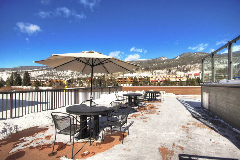 Outdoor dining 2, 2759 Slopeside 1 Bedroom Condo by RedAwning, Summit