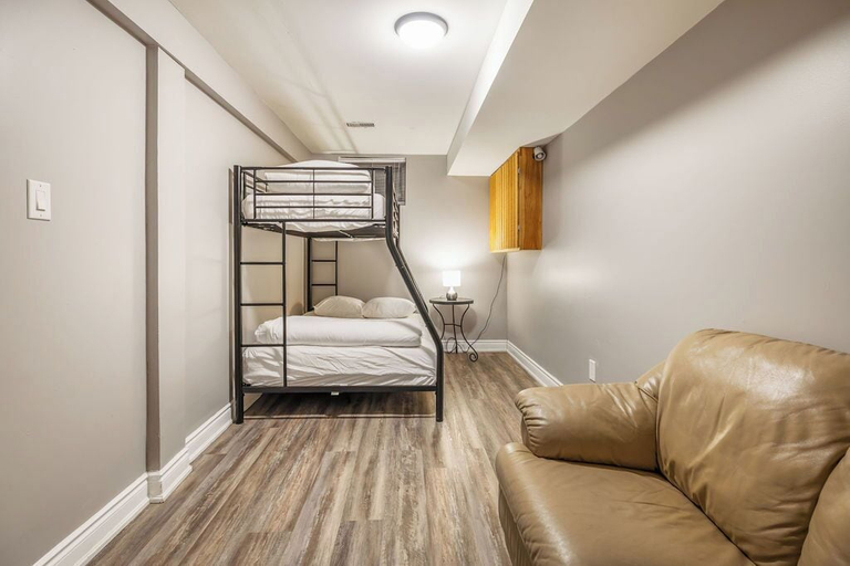 Room 5, Liisa's Lodge, Grey