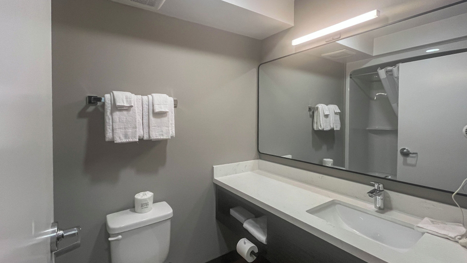 Bathroom 2, Studio 6 – Fort Frances, On, Rainy River