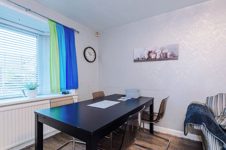 In-room dining, Modern 3-Bed - Near Etihad & City Centre, Tameside