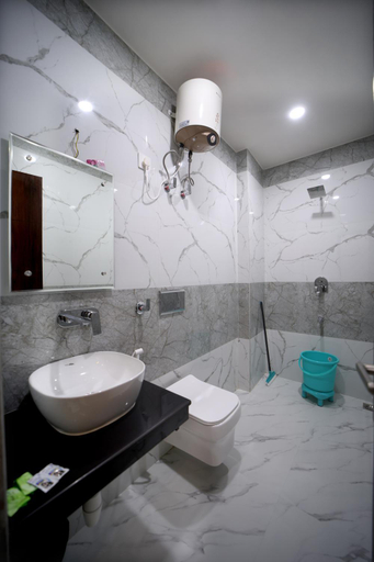Bathroom 2, Hotel Royal Phoenix, Agra