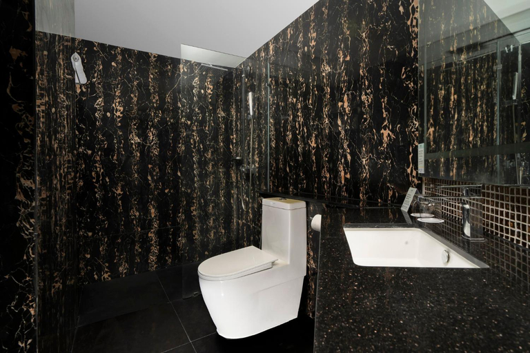 Bathroom 3, Garner Hotel PATTAYA CENTRAL by IHG, Pattaya