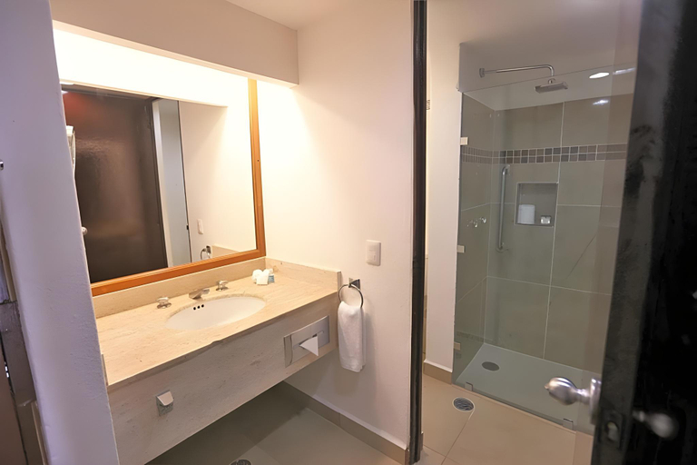 Bathroom 4, Cozumel Hotel & Resort, Cozumel
