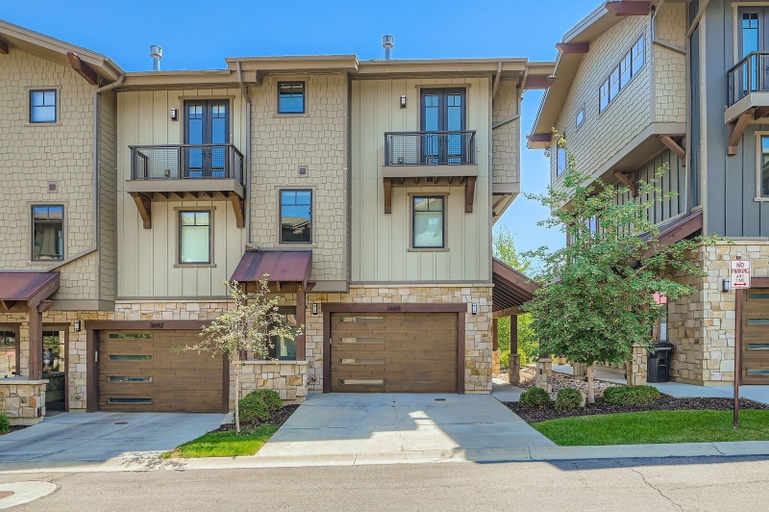 Exterior 3, Tranquil Blackstone Getaway 3 Bedroom Townhouse, Summit