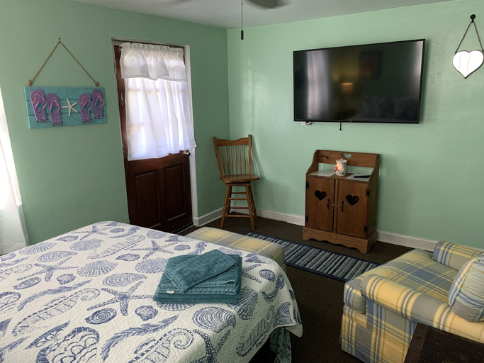 Room 2, Beach Side Studio #1 Apts by RedAwning, Norfolk