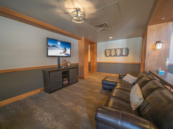 Living area 4, 8594 Expedition Station 1 Bedroom Condo by RedAwning, Summit