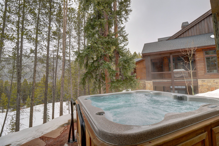 Outdoor spa tub 2, The Timber Lodge 957 7 Bedroom Home by RedAwning, Summit