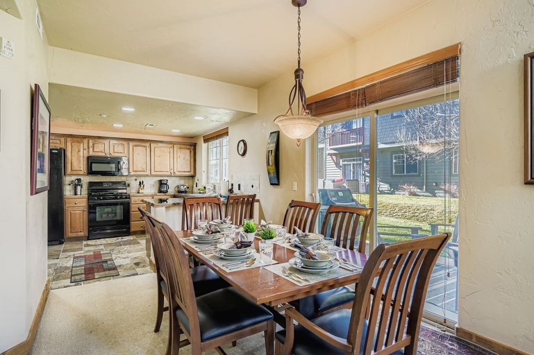 Dining 5, Foxpoint Cottage 3 Bedroom Townhouse by RedAwning, Summit
