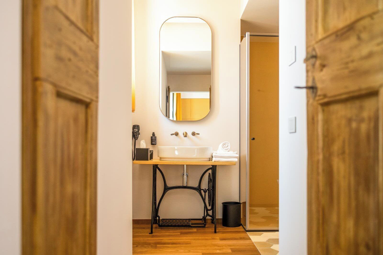 Bathroom 5, Casale Riversa, Brescia