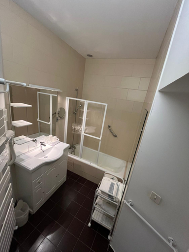 Bathroom 4, Chateau d'Ayres - Hôtel - Restaurant, Lozère
