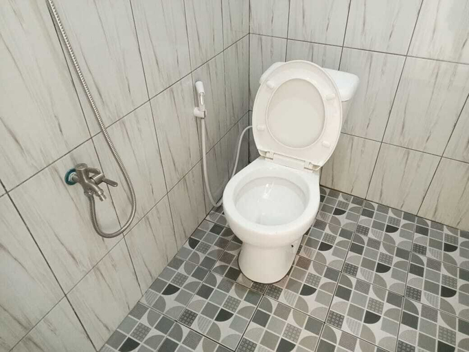 Bathroom 4, Hotel O 95063 Afifah Syariah Guest House Manado, Manado