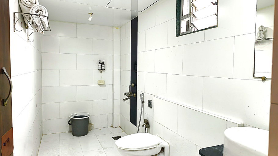 Bathroom 4, Hotel Express Airoli, Thane