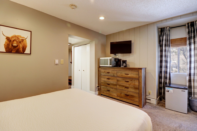 Room 4, Cm325 Copper Mtn Inn 3 Bedroom Condo by RedAwning, Summit