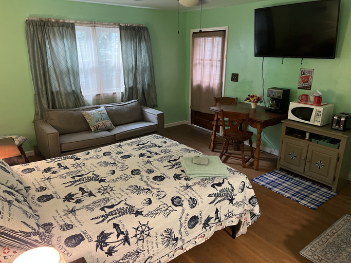 Room 4, Boat House Studio - Water Front Pets Wifi Smart Tv Apts by RedAwning, Norfolk