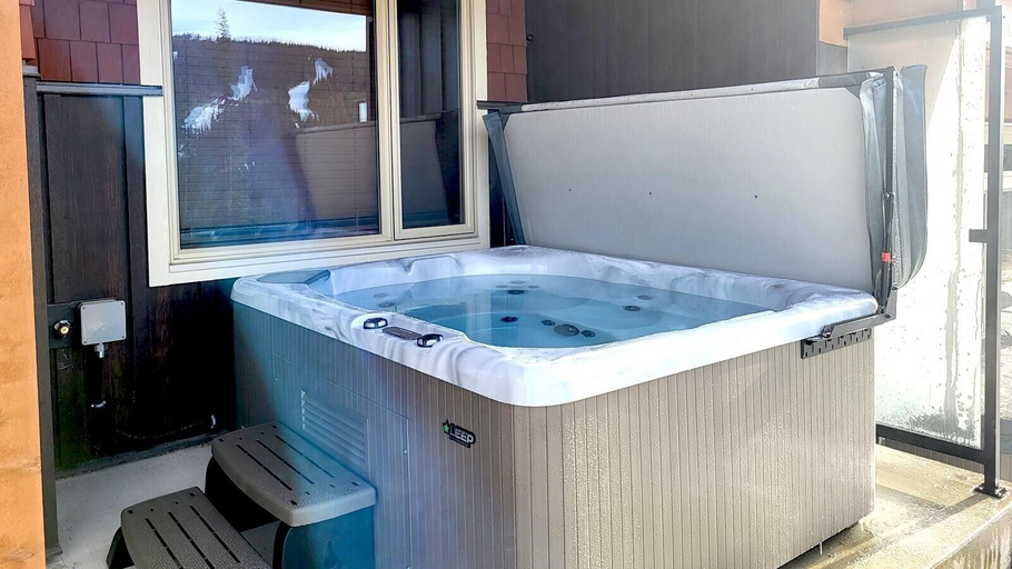 Outdoor spa tub 3, Powder Heights #22 2 Bedroom Townhouse, Thompson-Nicola