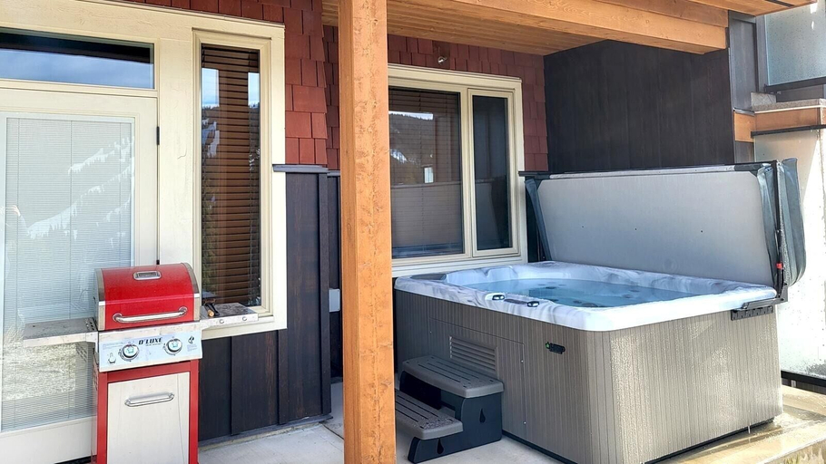 Outdoor spa tub 4, Powder Heights #22 2 Bedroom Townhouse, Thompson-Nicola