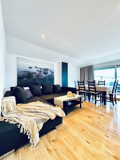 Room 3, 2BR Apt With Balcony Blumengärten, Wien