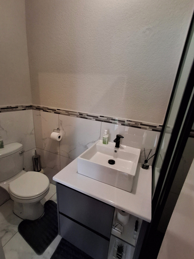 Bathroom 2, 118 Bayley Street, Ekurhuleni