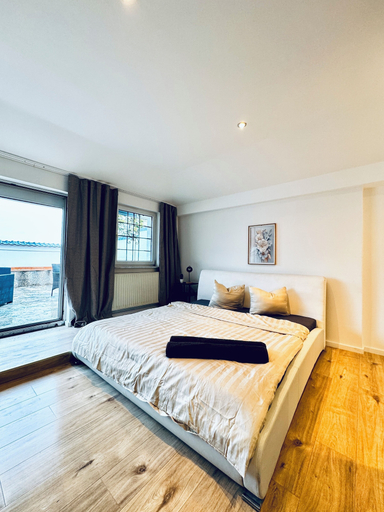 Room 5, 2BR Apt With Balcony Blumengärten, Wien