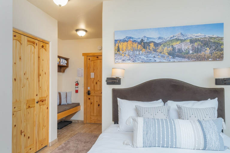 Room 2, Charming Studio W Kitchenette, Hot Tub Near River Condo by RedAwning, San Miguel