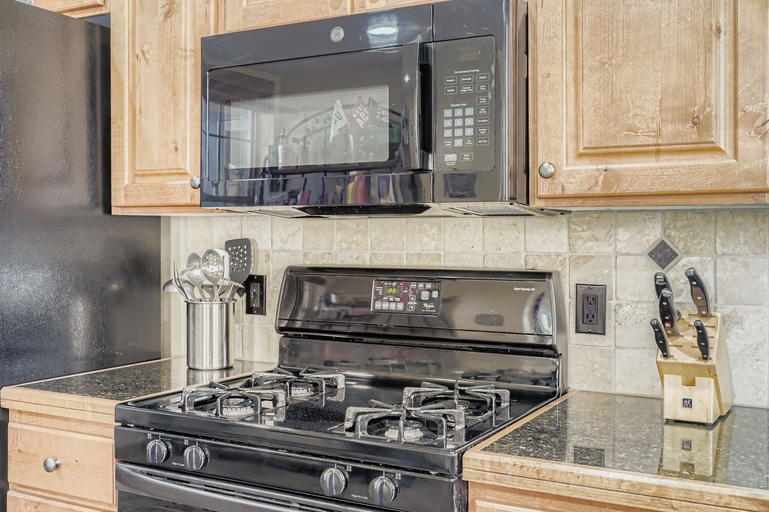 Private kitchen 3, Foxpoint Cottage 3 Bedroom Townhouse by RedAwning, Summit