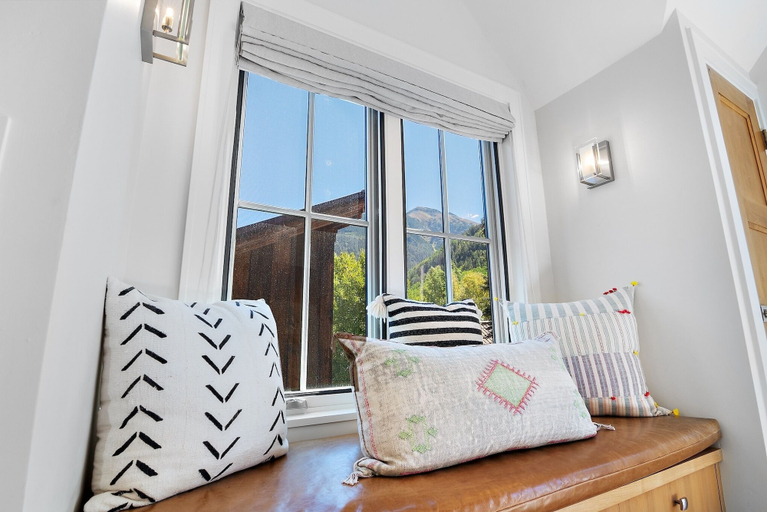 Living area 4, 330 W Pacific B 3 Bedroom Townhouse by RedAwning, San Miguel