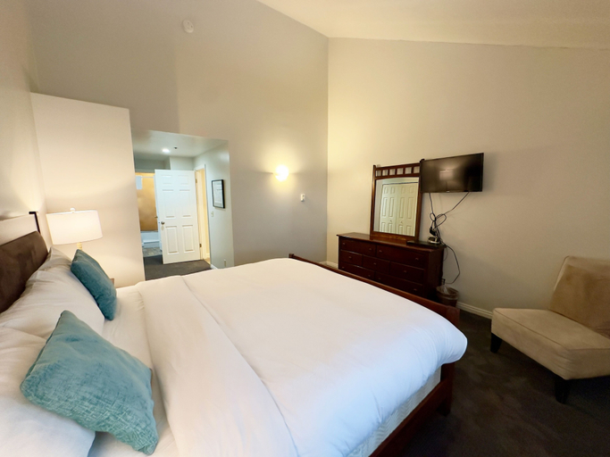 Room 5, 310 Snowblaze 2 Bedroom Condo by RedAwning, Summit