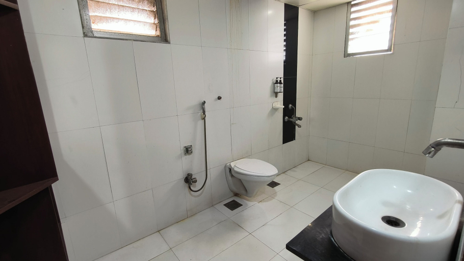 Bathroom 2, Hotel Express Airoli, Thane