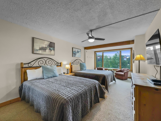 Room 5, Timeless Classic Ski Condo - SH404 by RedAwning, Summit