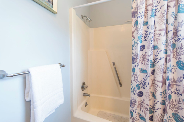 Bathroom 3, Beachwood Villas, Walton