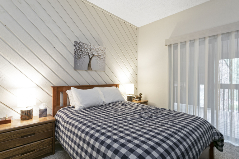 Room 4, Sunwood Condos B6 2 Bedroom Condo by RedAwning, Eagle
