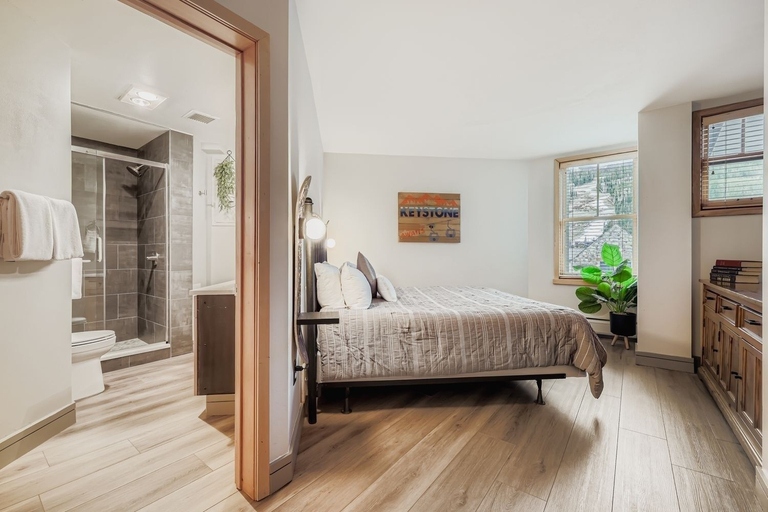 Room 5, 8256 Silver Mill 3 Bedroom Condo by RedAwning, Summit