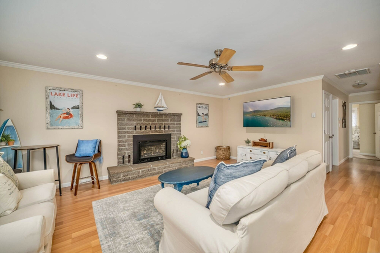 Living area 2, 846 Stanford 3 Bedroom Home, El Dorado