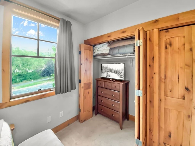 Room 2, 201 Town Pointe Escape! 3 Bedroom Condo, Summit