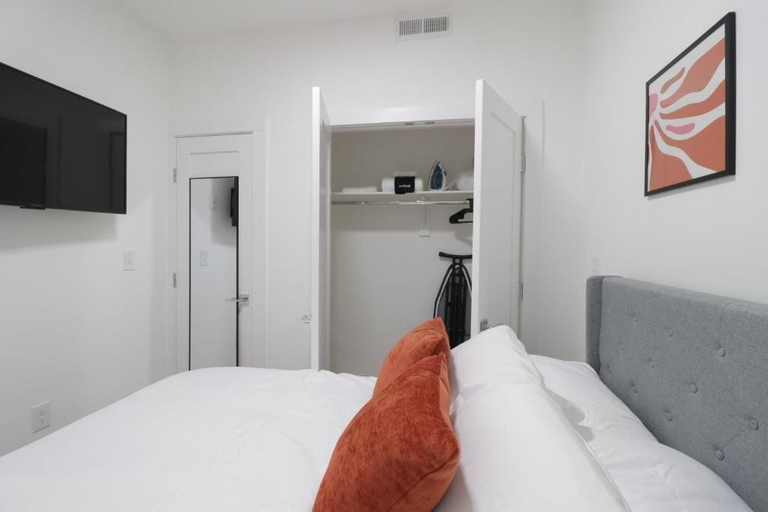 Room 2, Unit 2 Cozy One Bed in the heart of Dc, Washington D.C.