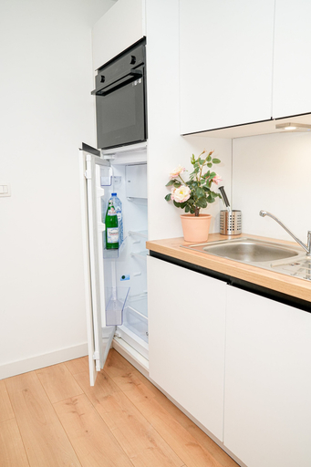 Private kitchen 5, Modern 1BR 1LR Apartment Walk To Rabot, Oost-Vlaanderen