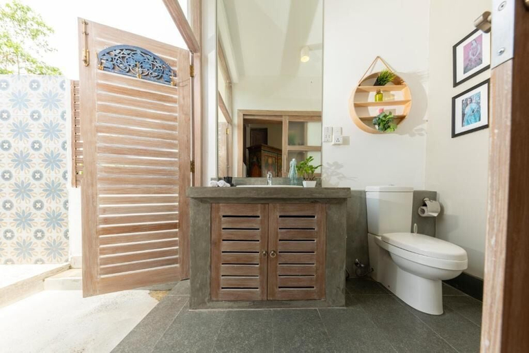 Bathroom 5, Arahtis Lake Villa, Hikkaduwa