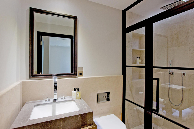 Room 2, 3-bed Deluxe Apt 517, London