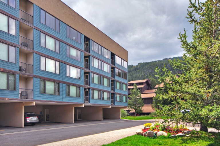 Exterior 2, Timeless Classic Ski Condo - SH404 by RedAwning, Summit