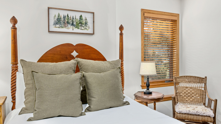 Room 3, Dances With Wolves Vacation At Windcliff 3 Bedroom Home by RedAwning, Larimer