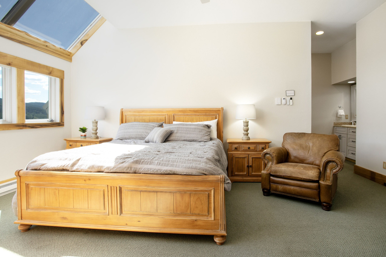 Room 4, 770 Potato Patch 4 Bedroom Townhouse, Eagle