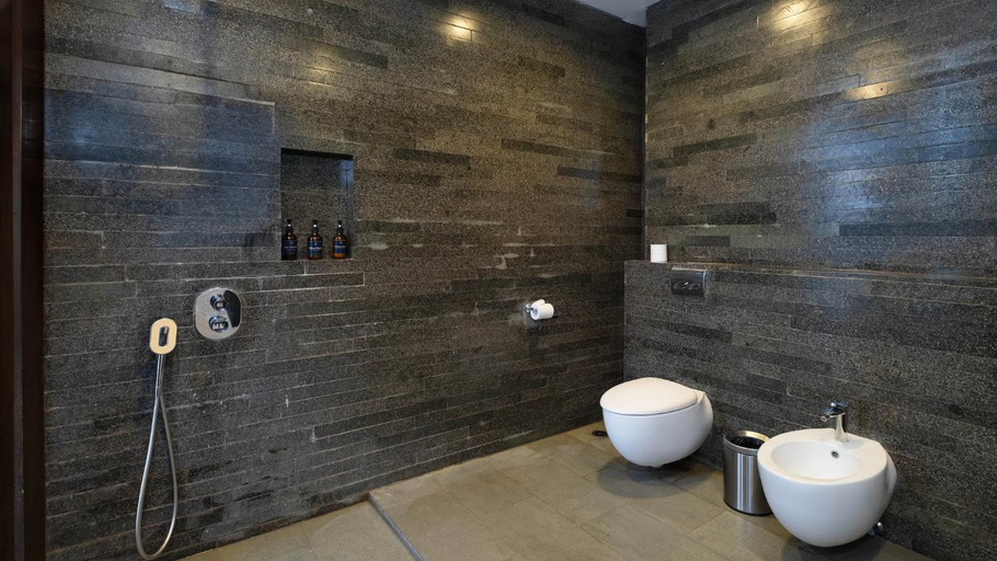 Bathroom 5, De Prestigio Villa Berawa, Badung